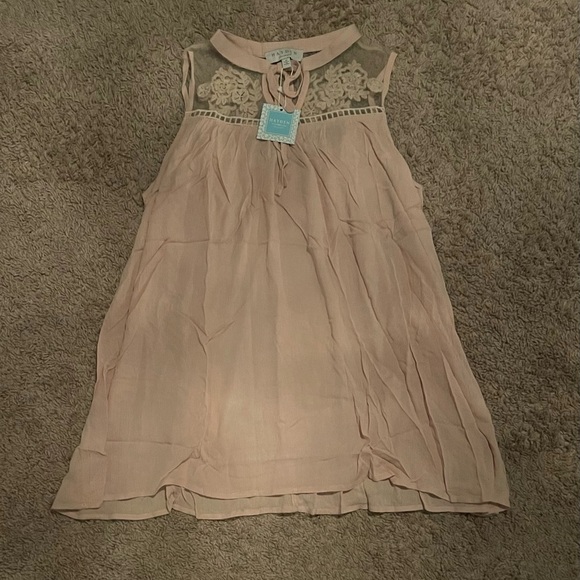 Hayden
Sleeveless light pink top with Lace Detail
NWT
Size Medium - Picture 1 of 2